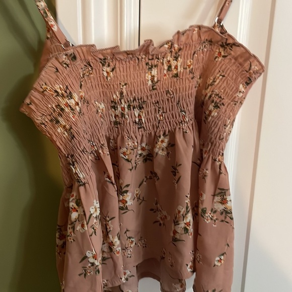 Adorable flared, floral tank top - Picture 3 of 3